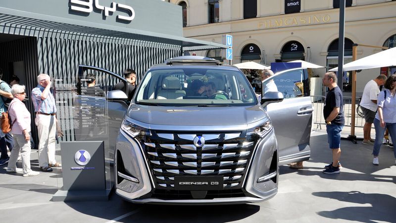 BYD zeigt auch den Van D9 der Marke Denza, die usprünglich ein 50-50-Joint-Venture mit Mercedes war, inzwischen aber mehrheitlich BYD gehört. (Bild: Wehner – VCG)