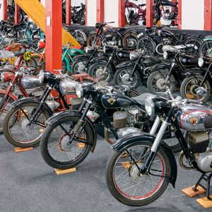 Im PS.Speicher-Depot „Motorrad“ sind auf drei Etagen vor allem deutsche Serienmotorräder von den Anfängen bis zu den Achtzigerjahren zu sehen, aber auch internationale Marken.(Bild:  PS.Speicher)
