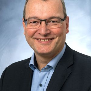 PIAE-Kongressleiter Thomas Drescher, Leitung Vorentwicklung und Fahrzeugbeurteilung im Bodensystem bei VW, unterstreicht die Bedeutung des ganzheitlichen Recyclings für Kunststoffe: „Noch stehen wir hier am Anfang und benötigen weitere wirtschaftliche Sortier- und Aufbereitungstechniken, um die erforderliche gleichbleibende Qualität der technischen Kunststoffrezyklate zu gewährleisten. Der Aufbau dieser Kreislaufwirtschaft ist meines Erachtens die größte Herausforderung der Kunststoffindustrie für die nächsten Jahre.“(Bild:  VW)