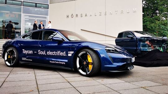 Für die Forschung steht ein Taycan samt Ladesäule zur Verfügung.(Bild:  sp-x/Peter Weißenberg)