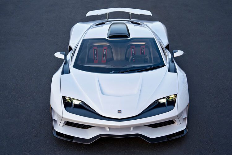 Zwei an der Vorderachse montierte Elektroaggregate mit einer 10 kWh großen Batterie sowie ein Kompressor-V8 mit 6,2 Liter Hubraum treiben den FXE an. (Aria)