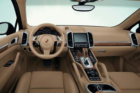 Der vordere Innenraum hat durch die nach vorne ansteigende Mittelkonsole mit hochgesetzter Schaltbetätigung Cockpitcharakter. (Archiv: Vogel Business Media)