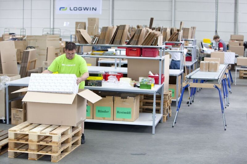 Logwin organisierte die Distribution in seinen Lagerhäusern für sämtliche Artikel wie Kleider, Taschen und Hemden. (Bild: Logwin)
