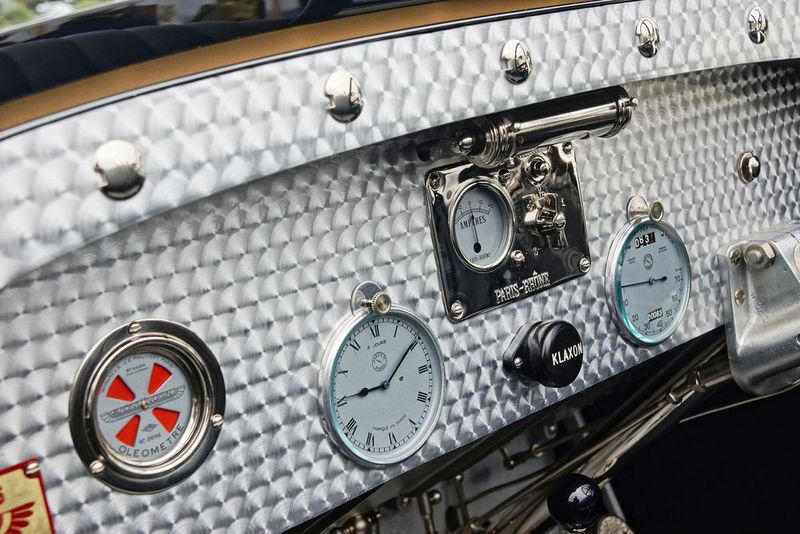 Pure Klassik: Das Cockpit des Voisin C4S Sport Tourisme. (Matthias Knödler/gtspirit.de)