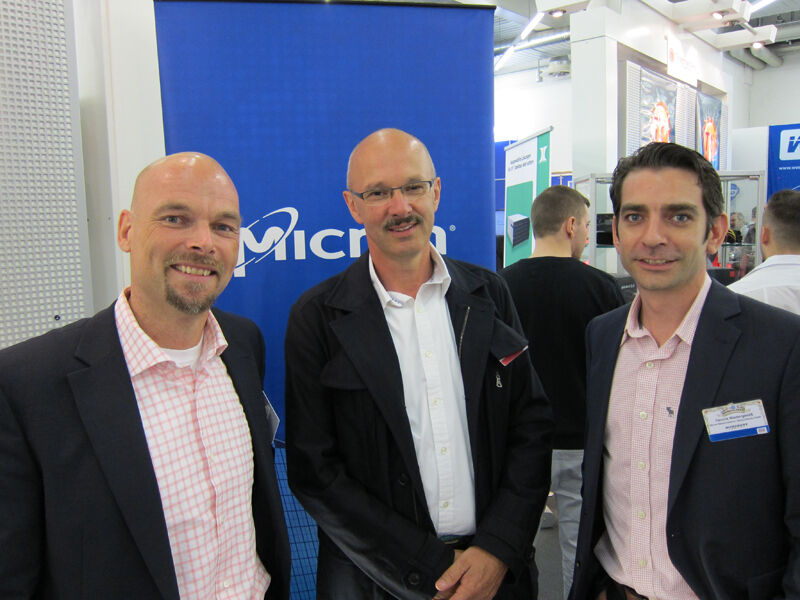 Sascha Müller (l.) und Dennis Niedergesäß (r.), Micron, mit Johannes Reiser, Tonerkauf (IT-BUSINESS)