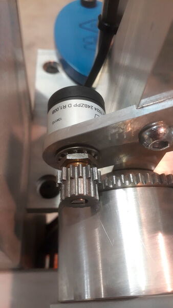 Der Winkelsensor ETI25 von Megatron ist über ein Zahnrad direkt mit der Schwenkeinrichtung des Schleifgeräts verbunden. (BBS GmbH)