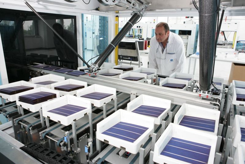 Nur Zuschauer: Die Solarzellen sortiert der Spezialgreifer blitzschnell in bis zu 21 verschiedene Qualitätskategorien. Der Mensch braucht nur zuzuschauen. Bild: Conergy (Archiv: Vogel Business Media)