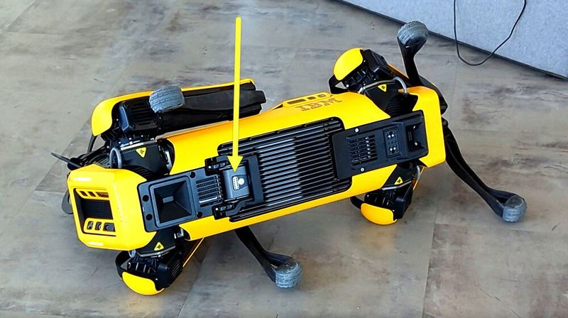 Am Bauch des Roboters hängt sein Akku. Er ist auf 90 Minuten ausgelegt, das hängt auch vom Gelände ab. Starke Verbraucher sind vor allem die große Kamera vorne, und der leistungsstarke Edge-Computer dahinter. (Harald Karcher)