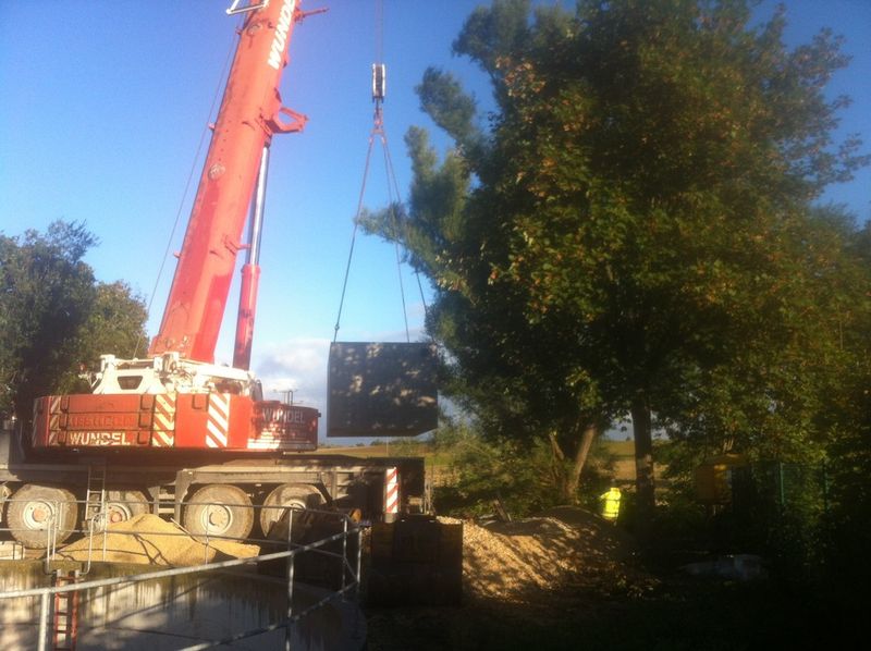 Die Pumpstation wird vom Lkw in die Baugrube abgesenkt. (Bild: Grundfos)