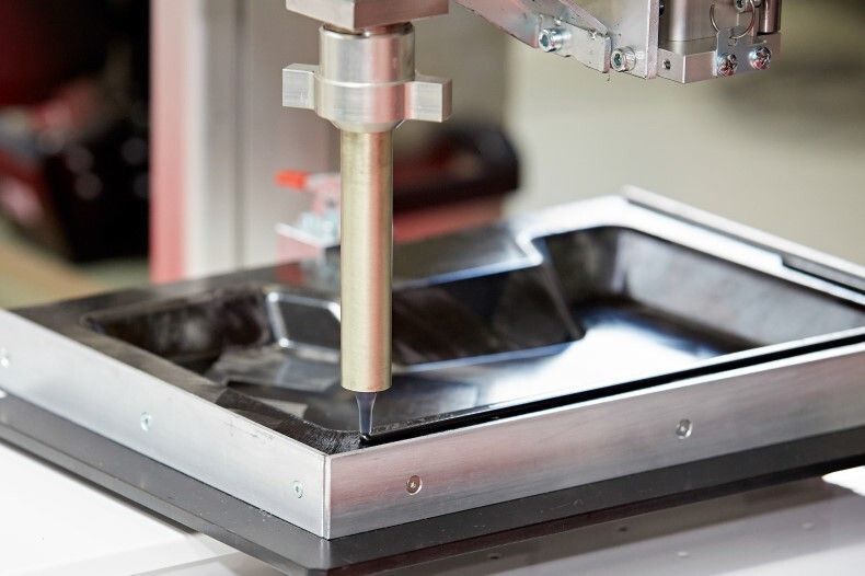 Der Tischroboter von SCA bietet alle Vorteile einer automatisierten Methode auf kleiner Fläche. Auch Applikationen mit Zweikomponenten-Klebstoffen sind möglich. (Bild: SCA)