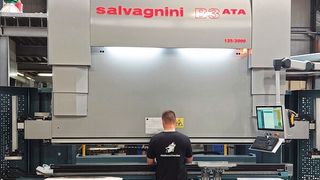 Innerhalb von nicht mal sechs Wochen zog eine Abkantpresse B3 mit 135 Tonnen Presskraft und einer Biegelänge bis 3000 Millimeter in die Hallen von Henke ein. (Bild: Finus/VCG)