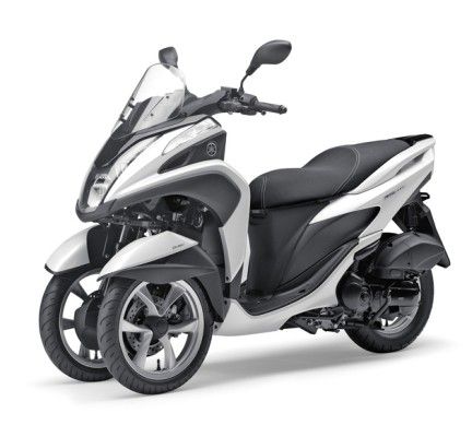 Red Dot Award 2015 - Dreirad-Motorroller TRICITY von Yamaha: Die Vorderräder dieses dreirädrigen 125er-Stadtrollers verwenden einen speziellen Mechanismus (Leaning Multi Wheel), der es ihnen erlaubt, sich bei Kurvenfahrten mit dem Chassis zu neigen. Die unabhängig aufgehängten Vorderräder und ihr Verbindungsmechanismus sorgen für eine optimierte Gewichtsverteilung und machen das Fahren angenehm. Zudem erhöhen ein flaches Trittbrett zum Auf- und Absteigen und ein geräumiges Staufach unter dem Sitz den Komfort des Pendlerfahrzeugs. (Bild: Red Dot)