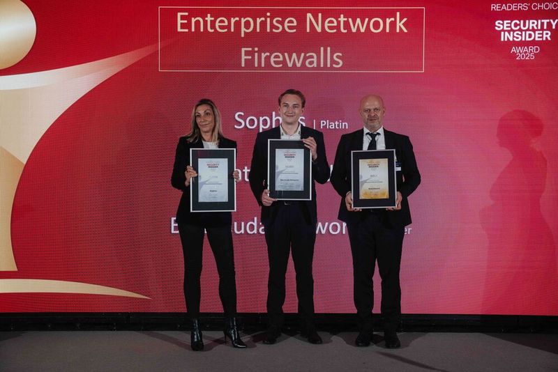 Weiter geht es mit der Kategorie „Enterprise Network Firewalls“. Hier gewinnt Barracuda Networks den Award in Silber. Den Preis nimmt Thomas Becker in Empfang (Mitte). Gold geht an WatchGuard, vertreten durch Paul Moll (rechts im Bild) und Platin gewinnt Sophos, hier nimmt Lara Maier-Geuenich (links im Bild) den Preis entgegen. (Bild: Manuel Emme Fotografie)