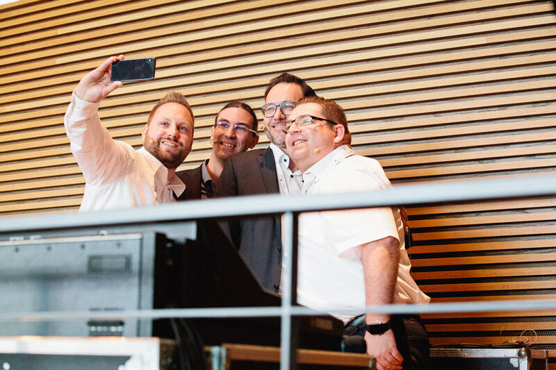 „Speaker Selfie“: Björn Steinecke (Tec Networks), Marco Schmittnägel (Lansco), Jörg Wurzbacher (Lansco) und Dino Bordonaro (Bordonaro IT), vor ihrem Slot „Zukunftsmodell Microsoft?“ (Synaxon)
