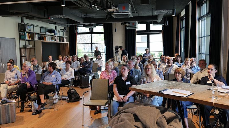 Mehr als 30 Bildungsexperten von Herstellern und Importeuren waren zur Jahrestagung gekommen, um die zertifizierten Weiterbildungen an neue Anforderungen anzupassen. (Bild: Schmidt - VCG)