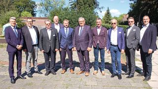 Der Vorstand und Präsidium: (v. l.) Christian Metje, Markus Ahrens, Lothar Freese, Joachim Czychy, Markus Hünken, Karl-Heinz Bley, Hans Jörg Koßmann, Arnulf Winkelmann, Thomas Schacht und Oliver Schatta. (Bild: Kfz-Gewerbe Niedersachsen)