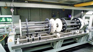 The new setup concept further reduces processing time. Previously, the worms had to be clamped on both sides; now, they are simply placed in the workpiece holder. (Image:Rösler Oberflächentechnik GmbH)