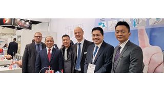 Auf der Messe Medica zeigte das Team der malaysischen Außenhandelsförderung Matrade mit Badrul Hisham Hilal (2.v.r.) Flagge. (Mehta)