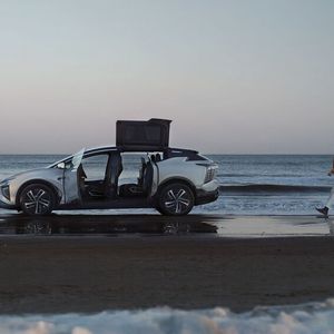 Das Luxus-SUV Hi-Phi X verfügt über ein ausgeklügeltes Türsystem, das ohne Griffe auskommt.(Bild:  Human Horizons)