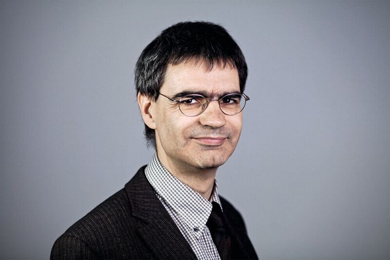 Dr. Volker Wittschock ist wissenschaftlicher Mitarbeiter der Professur für Werkzeugmaschinenkonstruktion und Umformtechnik an der TU Chemnitz: „In einem neuen Forschungsprojekt, dass Anfang März startet, wollen wir eine neuartige Beurteilungsmethode zur Ursache-Wirkung-Beziehung entwickeln, die sich mit manuell induzierten Werkstück-Einspannfehlern und dem damit einhergehenden, gefährlichen Lösen eines Werkstücks im laufendem Bearbeitungsprozess beschäftigen wird.“ (TU Chemnitz)