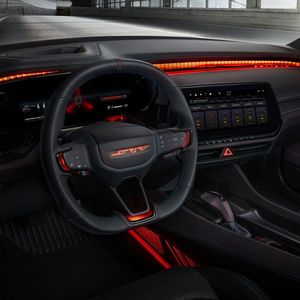 Das Cockpit ist mit animiertem Ambientelicht ausgestattet.(Bild:  Dodge)