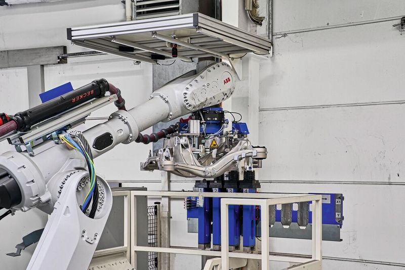 In der Einpressstation erfolgt kraft- und wegüberwacht die Montage der Gummilager. (Bild: Oliver Hallwirth / raumpixel)