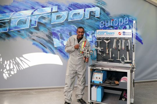 Edwin Rabuogi konnte mit Unterstützung durch die Carbon GmbH wichtiges Know-how für ein besseres Leben in Afrika erwerben. Edwin Rabuogi konnte mit Unterstützung durch die Carbon GmbH wichtiges Know-how für ein besseres Leben in Afrika erwerben.
