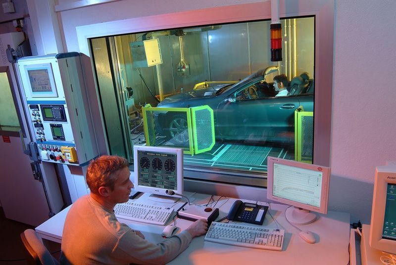 Rollenprüfstand im Versuchsbereich Automotive. Test von Prototypen im fertigen Fahrzeug schafft Sicherheit für die Großserie. (Archiv: Vogel Business Media)