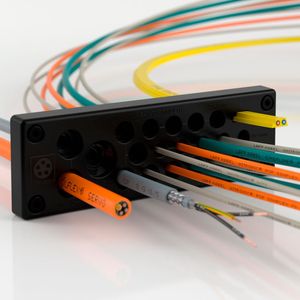 Die Kabelmehrfacheinführung Skintop Multi bietet eine kompakte Bauweise und erlaubt eine platzsparende Anordnung im Schaltschrank.