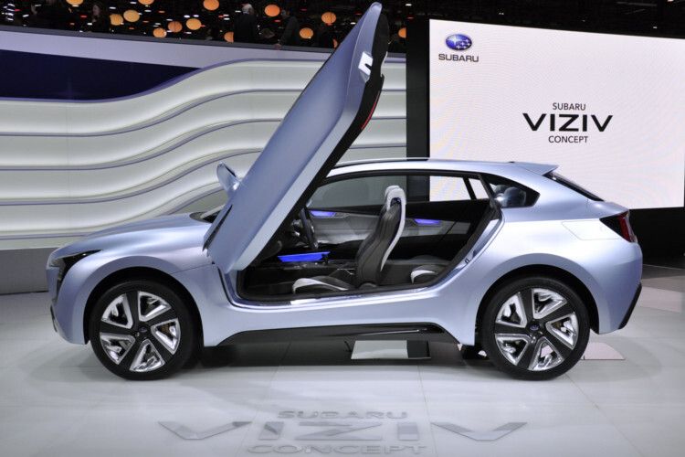 Insbesondere die nach oben aufschwenkbaren Türen sind ein Hingucker. Allerdings steckt mit dem durch drei Elektromotoren verstärkten Diesel-Hybrid das wirklich Besondere nun im Inneren des Konzeptfahrzeugs. (Foto: Subaru)