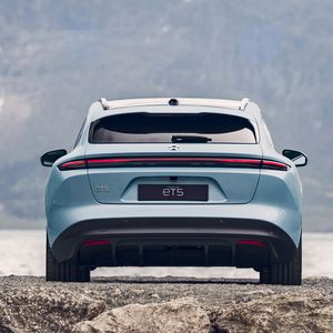 Der Nio ET5 Touring steht stämmig auf seinen 19 und 20 Zoll großen Rädern.(Bild:  Nio)