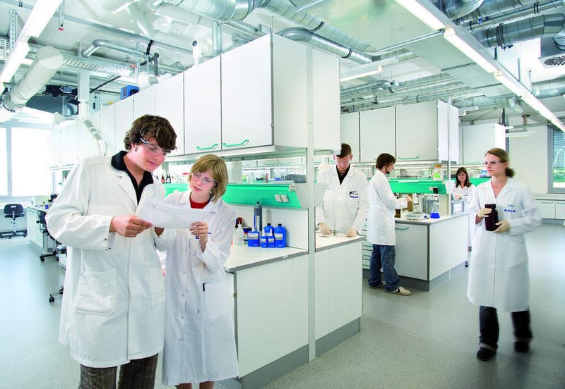 Der richtige Kunststoff Delo zieht aus seinen Untersuchungen wertvolle Erfahrungen für die technische Beratung der Kunden: schon im Produktentwicklungsprozess des Kunden sollten die Eigenschaften sowie die Verarbeitungsparameter der verwendeten Kunststoffe genau betrachtet werden. (Archiv: Vogel Business Media)