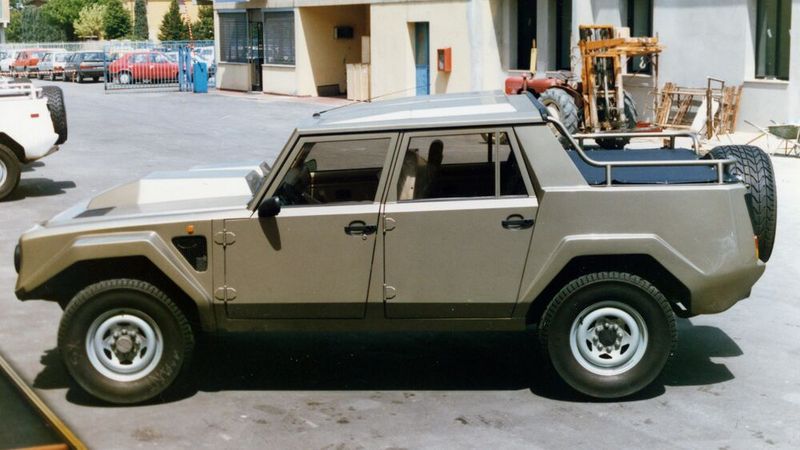 Die Karosserie des LM002 hebt sich von den seinerzeit üblichen Gestaltungsformen für Geländewagen ab. Beim Design vermissen viele einen gewissen Feinschliff. Auto Motor und Sport nannte es 1987 „grobschlächtig“. Das Auto sei eine „barbarisch gestaltete Wüstenlimousine“. Mit einer Höhe von 1,85 m und einer Breite von mehr als 2 m zählt der LM002 zu den größten Geländewagen. (Bild: Lamborghini)