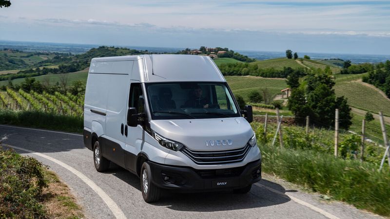 Optisch hat der Daily, der bis zur Sieben-Tonnen-Klasse unterwegs ist, ein kleines Facelift erhalten.  (Iveco)
