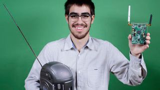 Bundessieger des "Jugend forscht" Wettbewerbs 2016: Wer Daten übertragen, Radio hören oder funken will, kann dazu ein sogenanntes Software Defined Radio (SDR) nutzen. Die Signalverarbeitung dieser Hochfrequenzsender und -empfänger, geschieht mittels Software. Vorteile sind eine reduzierte Geräteinfrastruktur und eine gute Anpassung an wechselnde Übertragungsstandards. Lukas Lao Beyer hat ein kostengünstiges SDR entwickelt. (Jugend forscht e.V.)