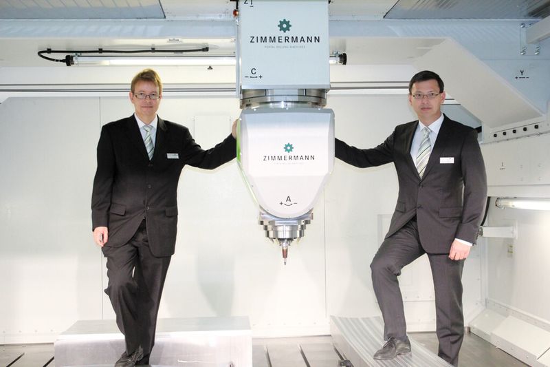 Christian Zierhut (l.) und Hartmut Kälberer, Mitglieder der Zimmermann-Geschäftsleitung, im Arbeitsraum der neuen Portalfräsmaschine. (Bild: Kroh)