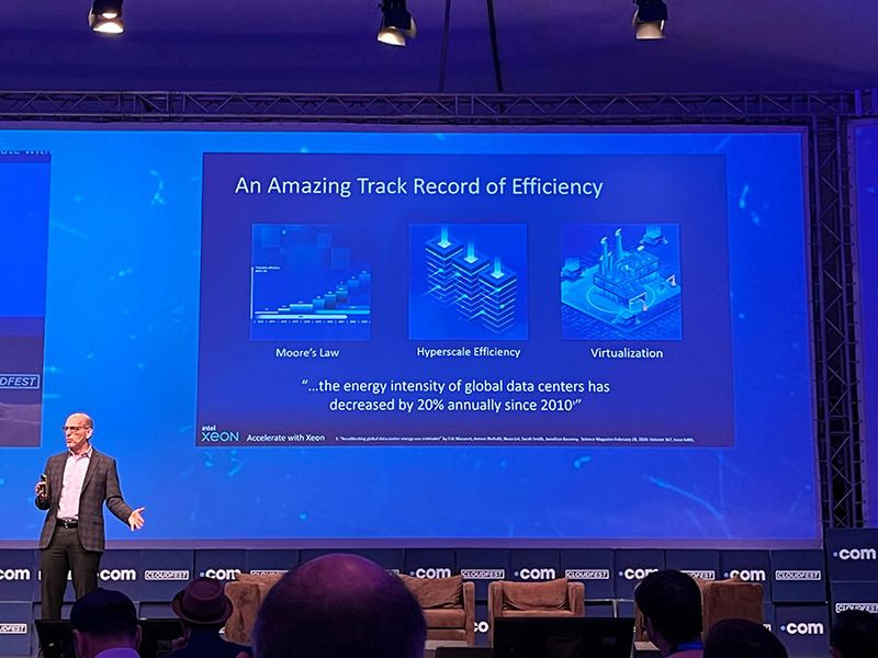 Die erste große Session auf der .com Stage: Zane Ball von Intel referiert über „Reimagining the Modern Data Center“. (Bild: VIT / ewg)
