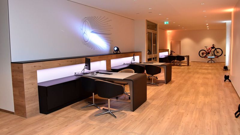 Alle Mitarbeiter haben zwei Arbeitsplätze: einen im Kundenbereich und einen „unbeobachteten“ im Backoffice. (Bild: Simon – VCG)