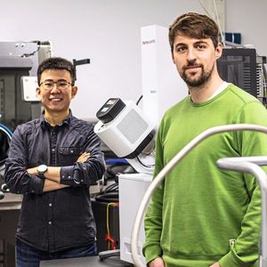 Die Erstautoren der Studie Zhexin Wang und Dr. Michael Grange am Aquilos Kryo-FIB (Thermo Fisher Scientific) (Bild:  MPI f. molekulare Physiologie)