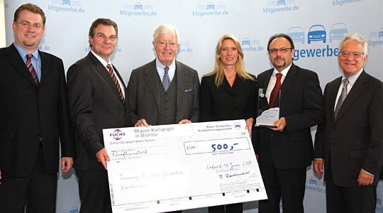 Den Blauen Kalligraphen in Silber erhielt die Innung Karlsruhe: (v. re.) Dr. Harry Brambach (LV Baden-Württemberg), Rolf Stoppanski (Innung Karlsruhe), Wetter-Fee Claudia Kleinert, ZDK-Präsident Robert Rademacher, Dietmar Neubauer (Fuchs Europe Schmierstoffe) und Carsten Beuß (LV Baden-Württemberg). (Archiv: Vogel Business Media)