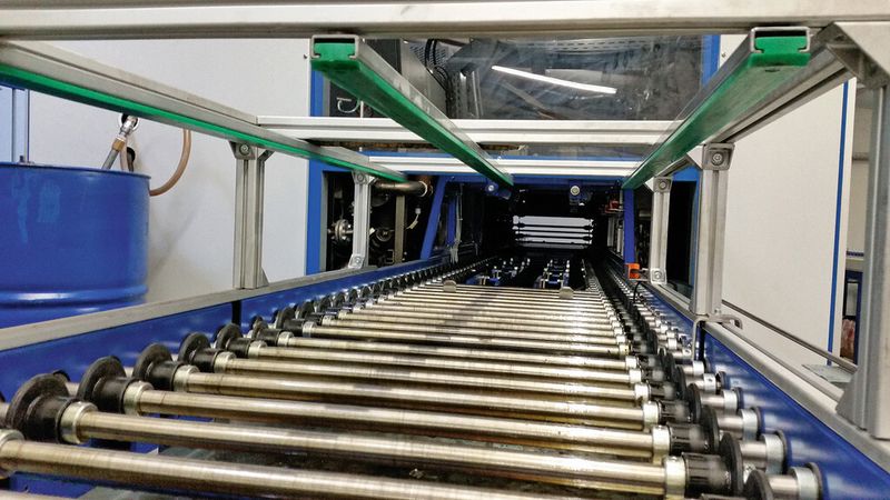 Ein Blick vom Einlauf durch die Reinigungsanlage (Durchschiebeanlage). (Bild: Hafner)