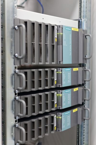 Historical and real-time process data can always be retrieved: Redundant OS servers, a web server and a Process Historian server are employed in the Genthin plant.  (Ch. Heidemanns/Siemens)