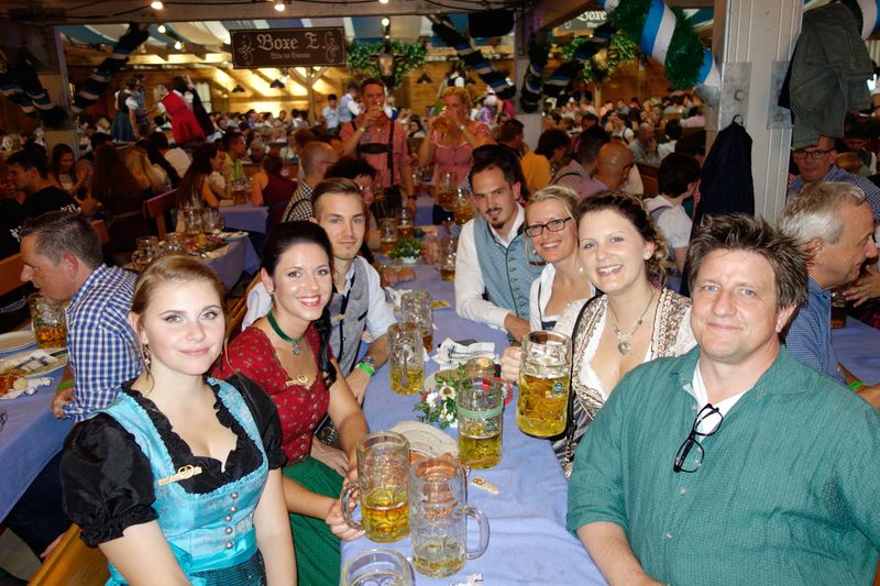 Das Straubinger ALSO Team ist trinkfest und textsicher! (Bild: IT-BUSINESS)