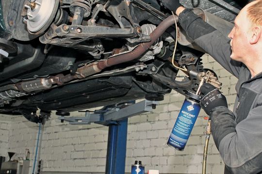 Der Schmierstoffspezialist Fuchs bietet mit seinem „Anticorit CPX 3373“ ein Hohlraumkonservierungsmittel an, das die Nachteile vieler klassischer Produkte auf Wachsbasis vermeidet. Werkstätten erhalten mit ihm OEM-Qualität für den Servicebereich.(Bild:  Dominsky)