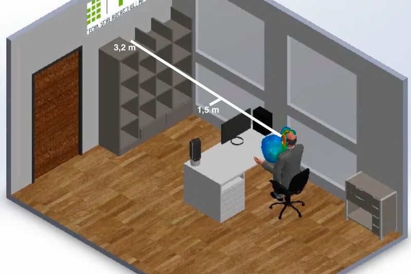 Den höchsten Schutz im Büro bietet die Kombination aus Face-Shields und Maske. Für empfehlenswert halten die Forscher das jedoch nicht, da diese Kombination schon nach kurzer Zeit für den Träger sehr unangenehm ist. Eine einfache Mund-Nase-Abdeckung oder ein Face-Shield hält die Forschergruppe dagegen für unbedingt empfehlenswert in geschlossenen Büroräumen, in denen mehrere Personen beisammen sitzen.  (Bild: THM)