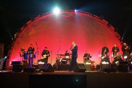 Die Soundstars in der Manege rollten den roten Klangteppich für das Actebis-Peacock- und NT-plus-Management aus. (Archiv: Vogel Business Media)