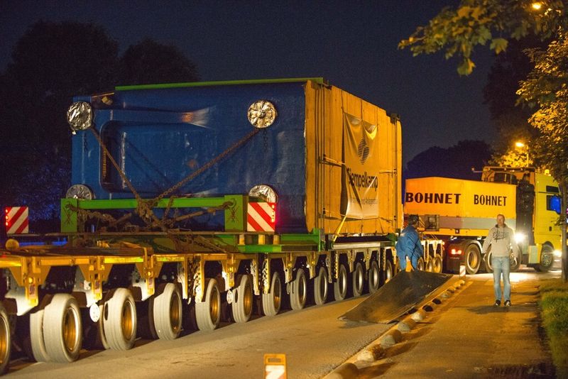 Die Zug- und Schubfahrzeuge, die Trailer und die Pressenteile bringen insgesamt mehr als 400 t auf die Straße. (Bild: Siempelkamp/Jahoda)