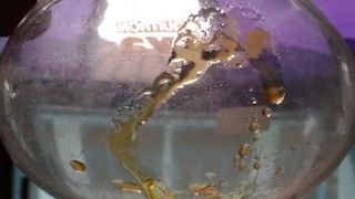 Sophorolipide werden von den Hefebakterien des Stamms Starmerella bombicola als Stoffwechselprodukt ausgeschieden und sind eine neue Rohstoffquelle für biobasierte Klebstoffe. (Physcical_appearance_of_sophorolipids / 	Vishalparekh999 / CC BY-SA 3.0)