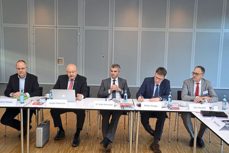 Mit dabei: (v.li.) ZDK-Pressesprecher Ulrich Köster, ZDK-Präsident Jürgen Karpinski, Ralph Rheinboldt (Vorstandsmitglied Fuchs Petrolub SE), Stefan Knapp (Vorsitzender der Geschäftsführung Fuchs Schmierstoffe GmbH) sowie Dirk Nusselt (Leitung Verkauf Automotive Fuchs Schmierstoffe GmbH). (Bild: Michel / »kfz-betrieb«)