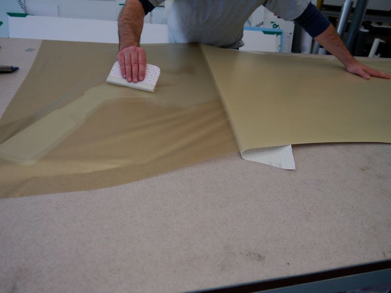 Farblich nuanciert wurden die Museums-Acrylglasfiguren fachmännisch via Abtönfolie, von einer ortsansässigen Werbeagentur. (Bild: Eurolaser)